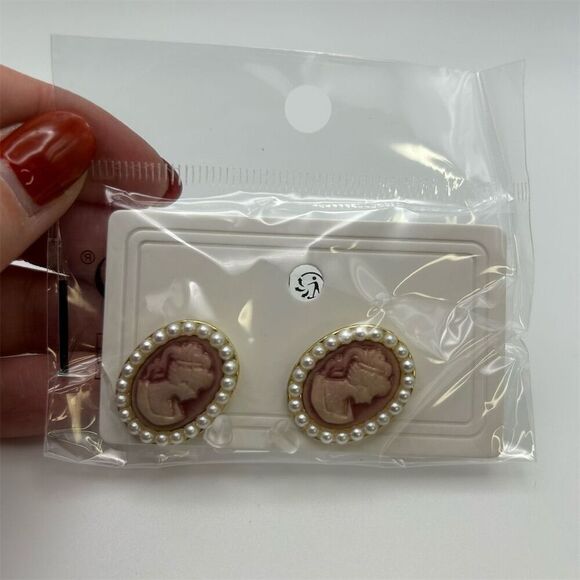 Woman Portrait Light Pink Cameo Faux Pearl Oval Round Stud Earrings Victorian - Picture 8 of 9